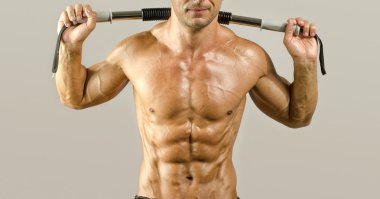 mükemmel abs, omuzlar, pazı, triceps ve göğüs, kişisel fitness eğitmeni ile güçlü vücut geliştirmeci kasların esneme