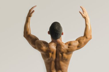 vücut geliştirmeci gösterilen onun sırt, omuz, triceps ve pazı kas, kişisel fitness eğitmeni