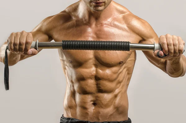 完璧な abs、肩、上腕二頭筋、上腕三頭筋と胸、パーソナル ・ フィットネス トレーナー付きの強力なボディービルダーの筋肉を誇示 — ストック写真