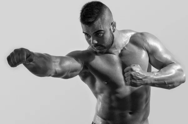 Stark bodybuilder man med perfekta abs, axlar, biceps, triceps och bröst, personlig tränare stansning — Stockfoto