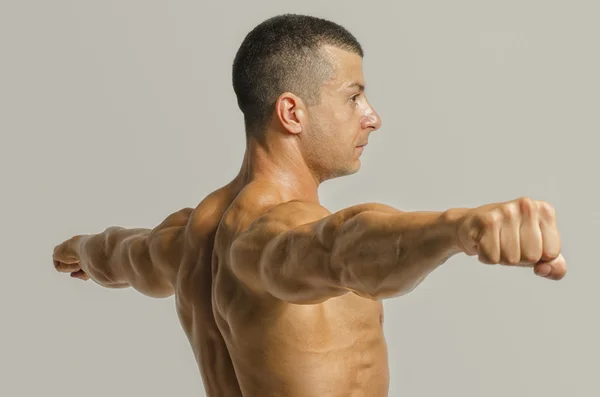 Culturista mostrando su espalda, hombros, tríceps y músculos del bíceps, entrenador de fitness personal —  Fotos de Stock