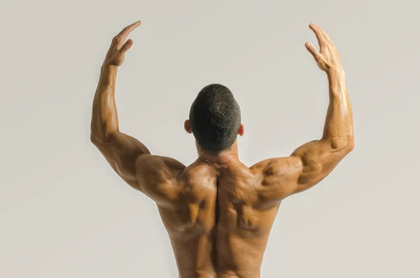 Bodybuilder zeigt seine Rücken-, Schulter-, Trizeps- und Bizeps-Muskeln, Personal Fitness Trainer — Stockfoto