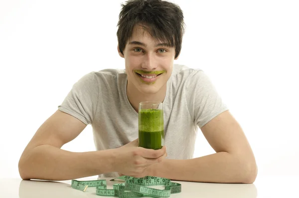 Hombre bebiendo un batido orgánico, comiendo sano para una vida activa, haciendo dieta — Foto de Stock