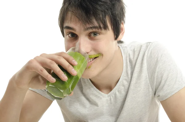 Hombre bebiendo un batido orgánico, comiendo sano para una vida activa, haciendo dieta —  Fotos de Stock