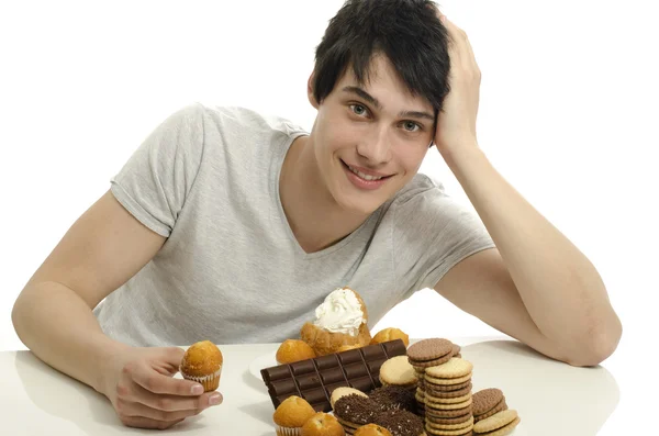 Homem apaixonado por doces, doces, chocolate e açúcar — Fotografia de Stock