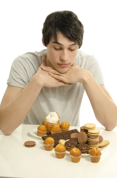 Homem apaixonado por doces, doces, chocolate e açúcar — Fotografia de Stock