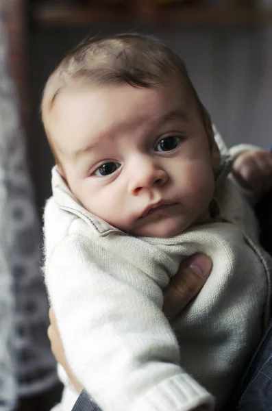 Mãos do pai segurando seu recém-nascido com amor, protegendo-o, bebê inocente sentindo-se seguro no peito de seu pai — Fotografia de Stock