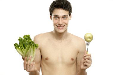 Genç adam, sağlıklı organik salata ve mükemmel bir diyet için taze bir elma yemek için tercih