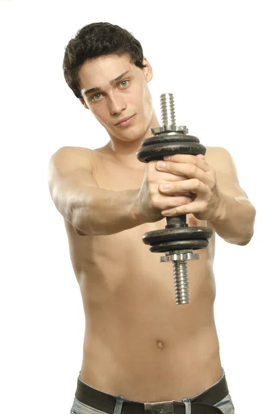 Hombre flaco entrenando su músculo bíceps. Hermosa adolescente levantando una dumbbell.Anorexic joven entrenamiento para ser más fuerte —  Fotos de Stock