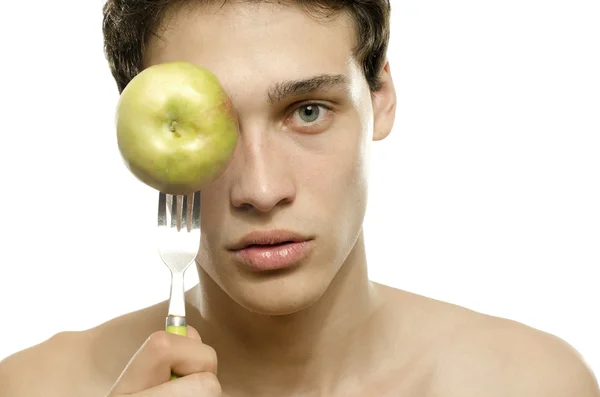 Giovane uomo che sceglie di mangiare una mela biologica e sana per una dieta perfetta — Foto Stock