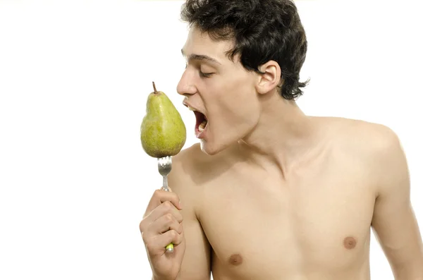 Młody człowiek decyduje się jeść ekologiczne, zdrowa gruszka idealny diety — Zdjęcie stockowe