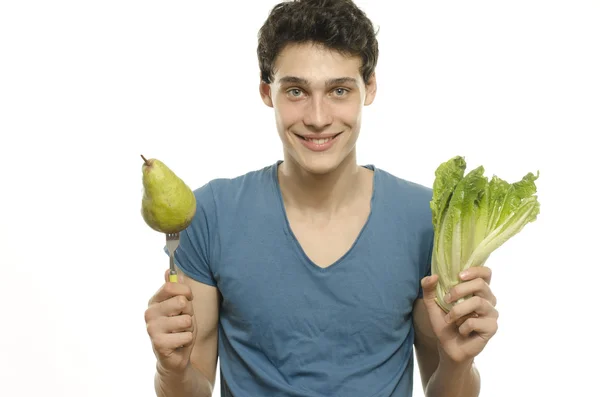 Jovem magro comendo uma salada saudável orgânica e uma pêra suculenta. Comida verde para uma vida saudável e uma dieta perfeita — Fotografia de Stock