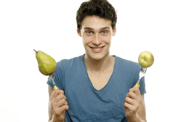 Jeune homme maigre mangeant une poire et une pomme juteuses et saines biologiques. Aliments verts pour une vie saine et une alimentation parfaite — Photo