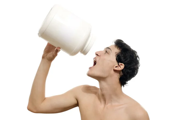 Un maigrichon s'entraîne et boit une boisson protéinée. Anorexique jeune homme de formation pour devenir plus fort et en utilisant des stéroïdes — Photo