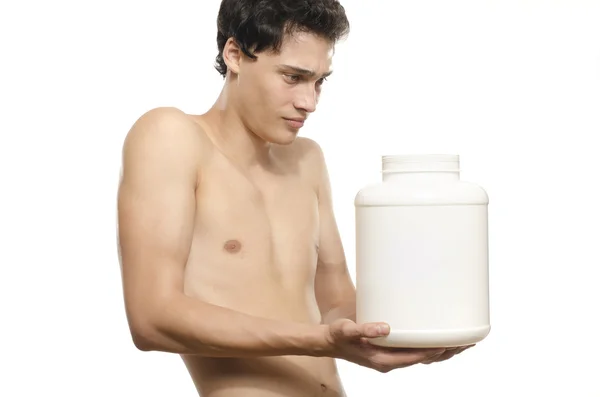 Hombre flaco entrenando y bebiendo un batido de proteínas. Hombre joven anoréxico entrenando para volverse más fuerte y usando esteroides —  Fotos de Stock
