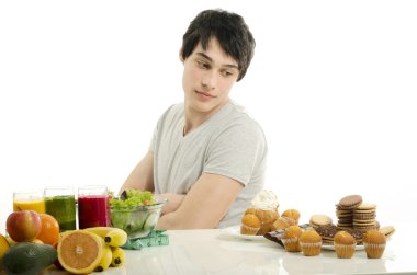 adam şeker, şeker ve bir büyük hamburger, fast food bir sürü meyve, güler yüzlü ve tatlılar karşı organik sağlıklı gıda arasında seçme