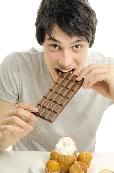 Mann verliebt in Süßigkeiten, Bonbons, Schokolade und Zucker — Stockfoto