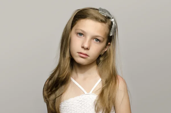 Bella ragazza bionda in abito bianco sconvolto, ritratto di un bambino adorabile piangendo — Foto Stock