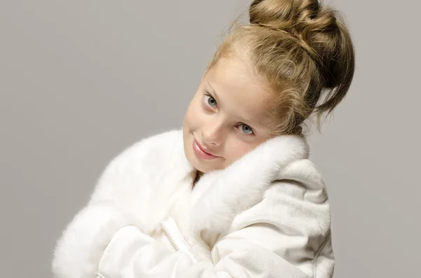 Fille portant un long manteau blanc et ressemblant à de la neige blanche, beau gosse vers le haut pour l'hiver — Photo