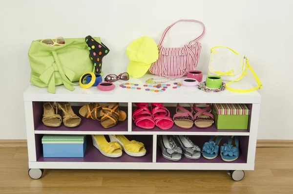 棚の上のカラフルな夏のアクセサリーがたくさん。バッグ、ジュエリー、靴、サンダル、棚に並べて — ストック写真