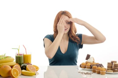 Meyve, güler yüzlü ve tatlı, şeker, şeker, bir sürü karşı organik sağlıklı gıda arasında seçme kadın sağlıksız yiyecek. Meyve ve sebze ile senin şeker bağımlılığı tedavi