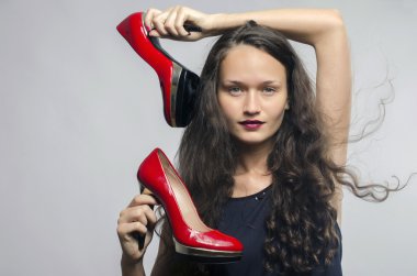 Onun yüksek topuk ayakkabı ile aşık kadın. Güzel kız onun kırmızı seksi stiletto ayakkabı tutarak. Bayan Ayakkabı için alışveriş