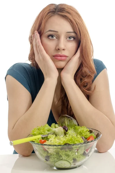 Vrouw op een dieet, eten van organische gezonde salade, een appel en een verse smoothie voor een perfect lichaam. Groene voedsel voor een gezond leven. Dieet is moeilijk — Stockfoto