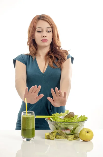 Frau auf Diät, essen Bio-Salat, einen Apfel und einen frischen Smoothie für einen perfekten Körper. grüne Lebensmittel für ein gesundes Leben. Diäten sind schwierig — Stockfoto