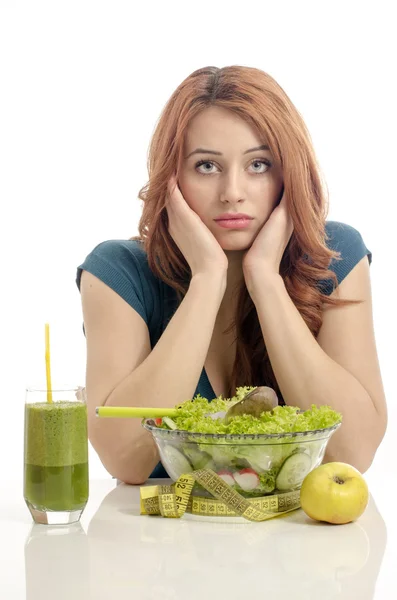 Mulher em dieta, comer salada saudável orgânica, uma maçã e um smoothie fresco para um corpo perfeito. Comida verde para uma vida saudável. Dieta é difícil — Fotografia de Stock