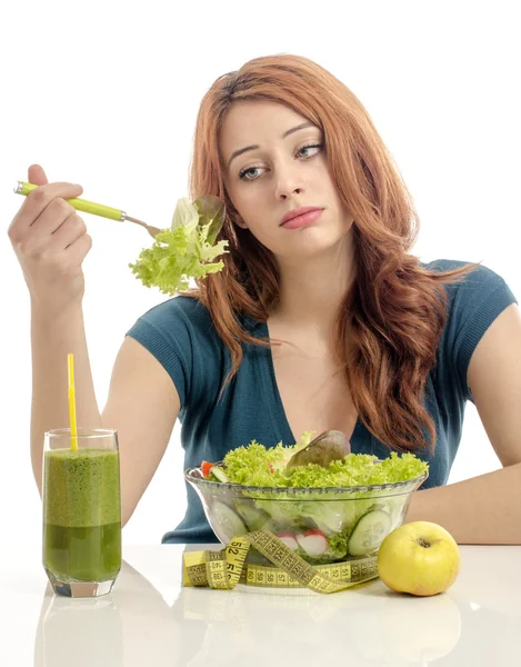 Mujer a dieta, comiendo ensalada orgánica saludable, una manzana y un batido fresco para un cuerpo perfecto. Comida verde para una vida saludable. Hacer dieta es difícil. —  Fotos de Stock