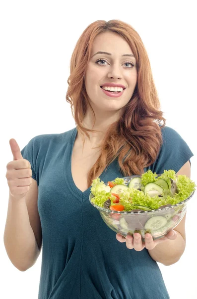 Mulher feliz comendo salada. Mulher mantendo uma dieta com salada verde e aprovando alimentos crus orgânicos — Fotografia de Stock