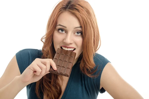 Femme heureuse mangeant un chocolat délicieux et ayant un peu de sucre pour une journée active, addiction au chocolat — Photo