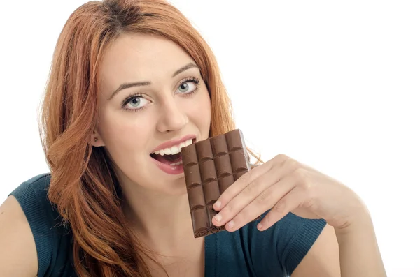 Femme heureuse mangeant un chocolat délicieux et ayant un peu de sucre pour une journée active, addiction au chocolat — Photo