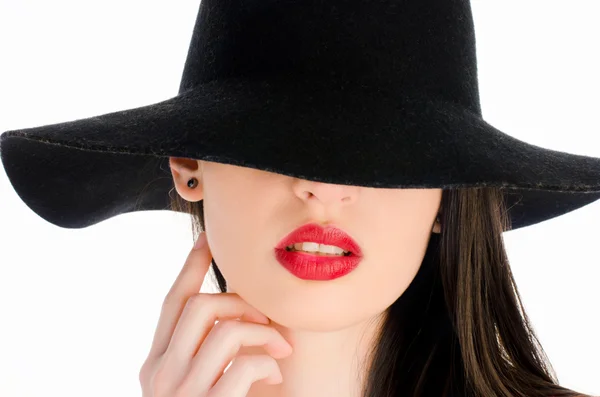 Woman with a big black hat covering her eyes. Beautiful perfect red lips, sexy mouth — Stock Photo, Image