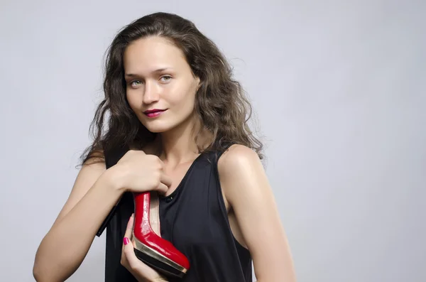 Kobieta w miłości z jej wysoki obcas buty. Piękna dziewczyna trzyma jej czerwony seksowny skórzany but. Pani na zakupy do butów — Zdjęcie stockowe