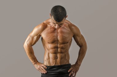 Mükemmel abs. güçlü vücut geliştirmeci altı paketi ile kapatın. Güçlü vücut geliştirmeci adam mükemmel abs, omuzlar, pazı, triceps ve göğüs, kasların esneme kişisel fitness eğitmeni ile