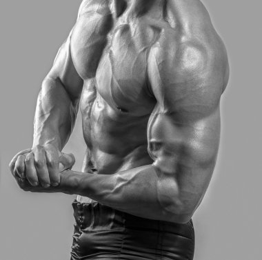 Onun pazı esneme vücut geliştirmeci üstsüz. Güçlü adam mükemmel abs, omuz, pazı, triceps ve göğüs