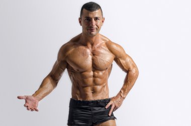 Mükemmel abs. güçlü vücut geliştirmeci altı paketi ile kapatın. Güçlü vücut geliştirmeci adam mükemmel abs, omuzlar, pazı, triceps ve göğüs, kasların esneme kişisel fitness eğitmeni ile