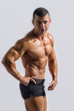 Mükemmel abs. güçlü vücut geliştirmeci altı paketi ile kapatın. Güçlü vücut geliştirmeci adam mükemmel abs, omuzlar, pazı, triceps ve göğüs, kasların esneme kişisel fitness eğitmeni ile