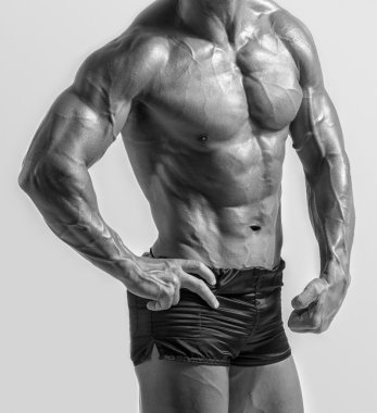 Mükemmel abs. güçlü vücut geliştirmeci altı paketi ile kapatın. Güçlü vücut geliştirmeci adam mükemmel abs, omuzlar, pazı, triceps ve göğüs, kasların esneme kişisel fitness eğitmeni ile