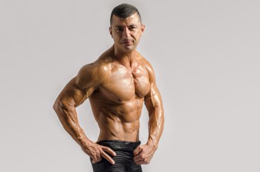 Mükemmel abs. güçlü vücut geliştirmeci altı paketi ile kapatın. Güçlü vücut geliştirmeci adam mükemmel abs, omuzlar, pazı, triceps ve göğüs, kasların esneme kişisel fitness eğitmeni ile
