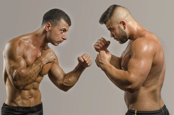 Deux hommes musclés se battant, bodybuilders se frappant, entrainement en arts martiaux, boxe, jiu jitsu et mma — Photo