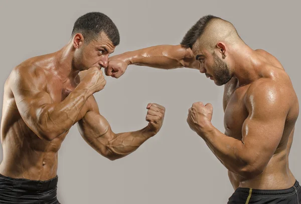 Deux hommes musclés se battant, bodybuilders se frappant, entrainement en arts martiaux, boxe, jiu jitsu et mma — Photo