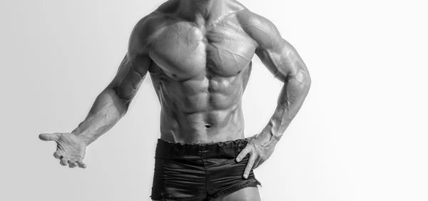 Fechar o abdómen perfeito. Forte fisiculturista com seis pack.Strong homem fisiculturista com abdominais perfeitos, ombros, bíceps, tríceps e peito, personal fitness trainer flexionando seus músculos — Fotografia de Stock