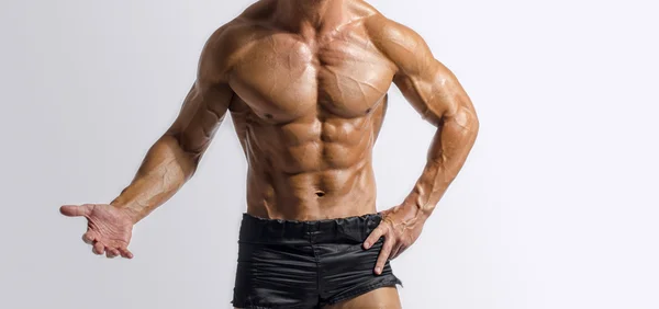 Close-up op perfecte abs. sterke bodybuilder met zes pack. Sterke bodybuilder man met perfecte abs, schouders, biceps, triceps en borst, persoonlijke fitnesstrainer buigen zijn spieren — Stockfoto