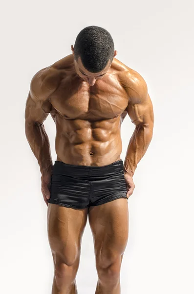 Gros plan sur les abdos parfaits. bodybuilder fort avec six pack.Strong bodybuilder homme avec abdos parfaits, épaules, biceps, triceps et poitrine, entraîneur de fitness personnel fléchissant ses muscles — Photo