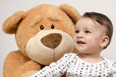 En iyi arkadaşı, oyuncak ayı ile konuşan güzel masum yeni doğmuş bebek. Oynarken, having oyunculuk ile onun ayı oyuncak bebek. Konuşmak ve onun oyuncak dinlemek küçük tatlı çocuk