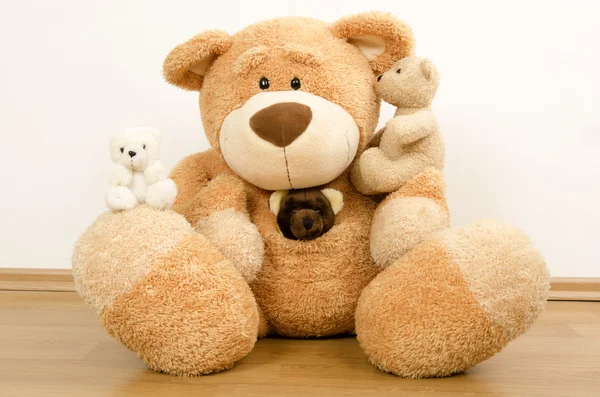 Семья плюшевых медведей, большой медведь защищает меньших, медвежьи игрушки — стоковое фото