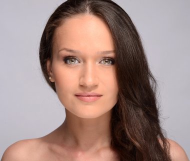 Makyaj ve gülümseyen güzel bir esmer kız portresi. Uzun saçlı çekici genç mutlu kadın