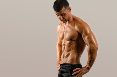 Güçlü vücut geliştirmeci altı paketi ile. Güçlü vücut geliştirmeci adam mükemmel abs, omuzlar, pazı, triceps ve göğüs, kasların esneme kişisel fitness eğitmeni ile